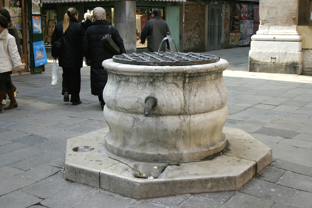Venice_-_Well_in_the_Campiello_S._Maria_Nova.jpg