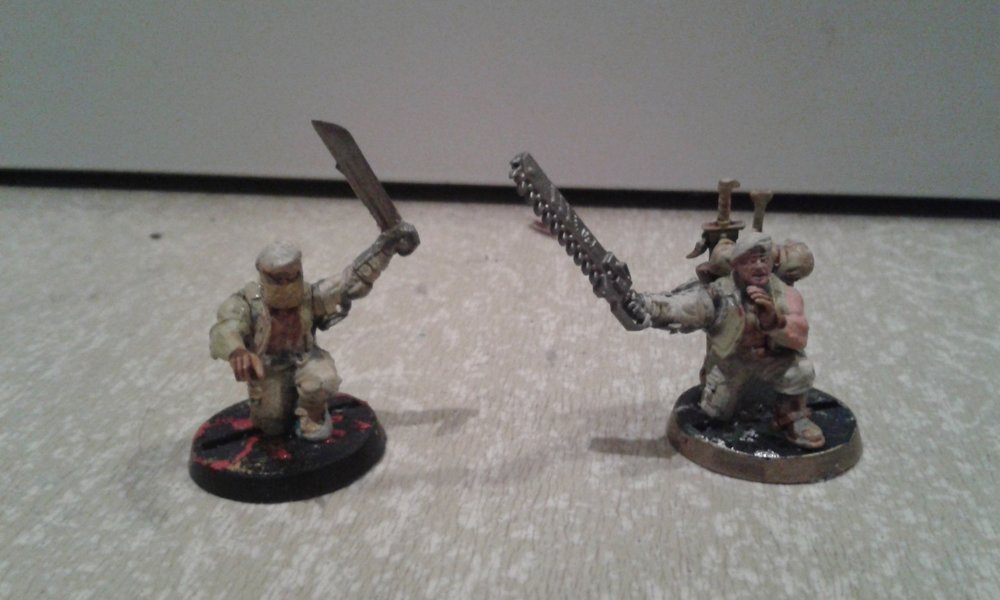 Kuin kaksi marjaa. Paitsi että toisella on chainsword ja toisella power sword.